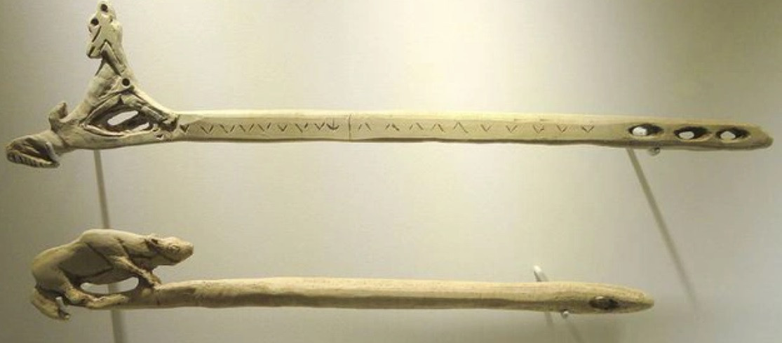 Atlatl là vũ khí dạng tên có từ thời kỳ đồ đá. Nó là tiền thân của cung sau này. Theo các nhà nghiên cứu, atlatl có thể phóng tên với vận tốc lên tới 160 km/h.