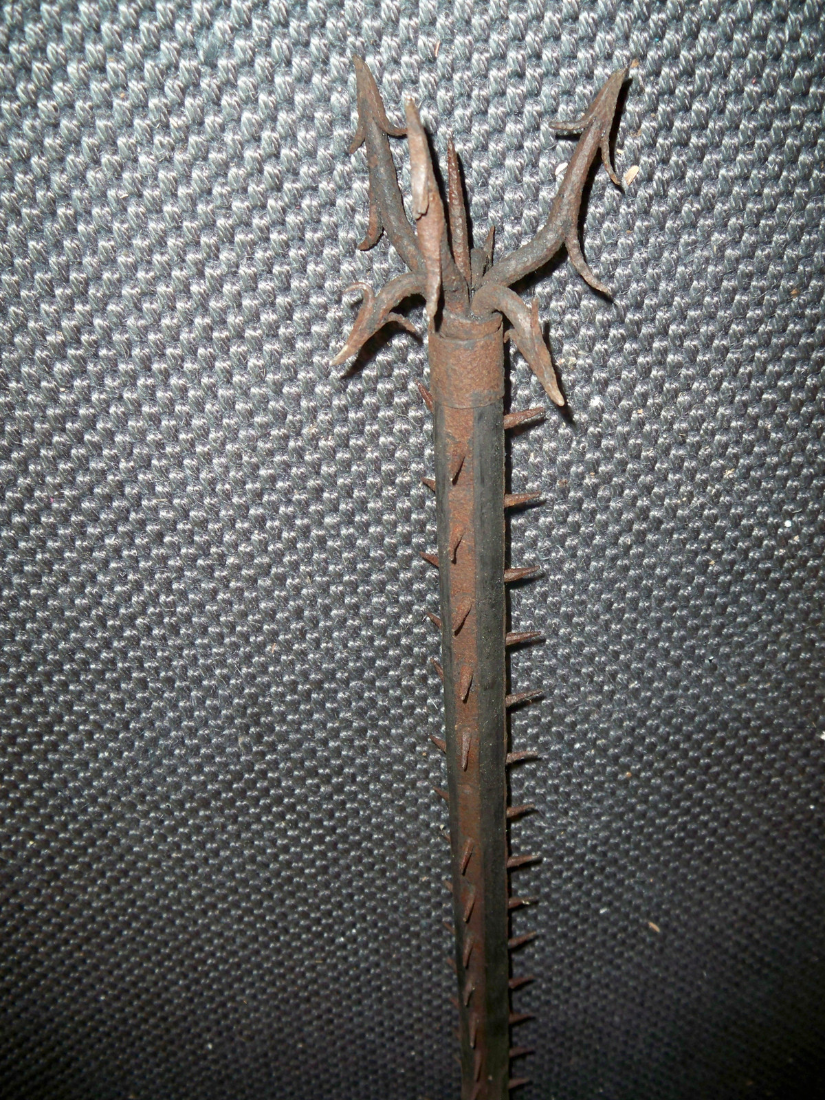 Lực lượng cảnh vệ sẽ luồn Sodegarami vào áo kimono, nhanh tay quay vũ khí để cuốn lớp vải và hạ gục tội phạm mà không khiến họ bị thương quá nặng. Thường một người sẽ tấn công từ phía trước và người còn lại "ra tay" từ phía sau. Theo đó, mục tiêu sẽ khó có thể thoát thân.