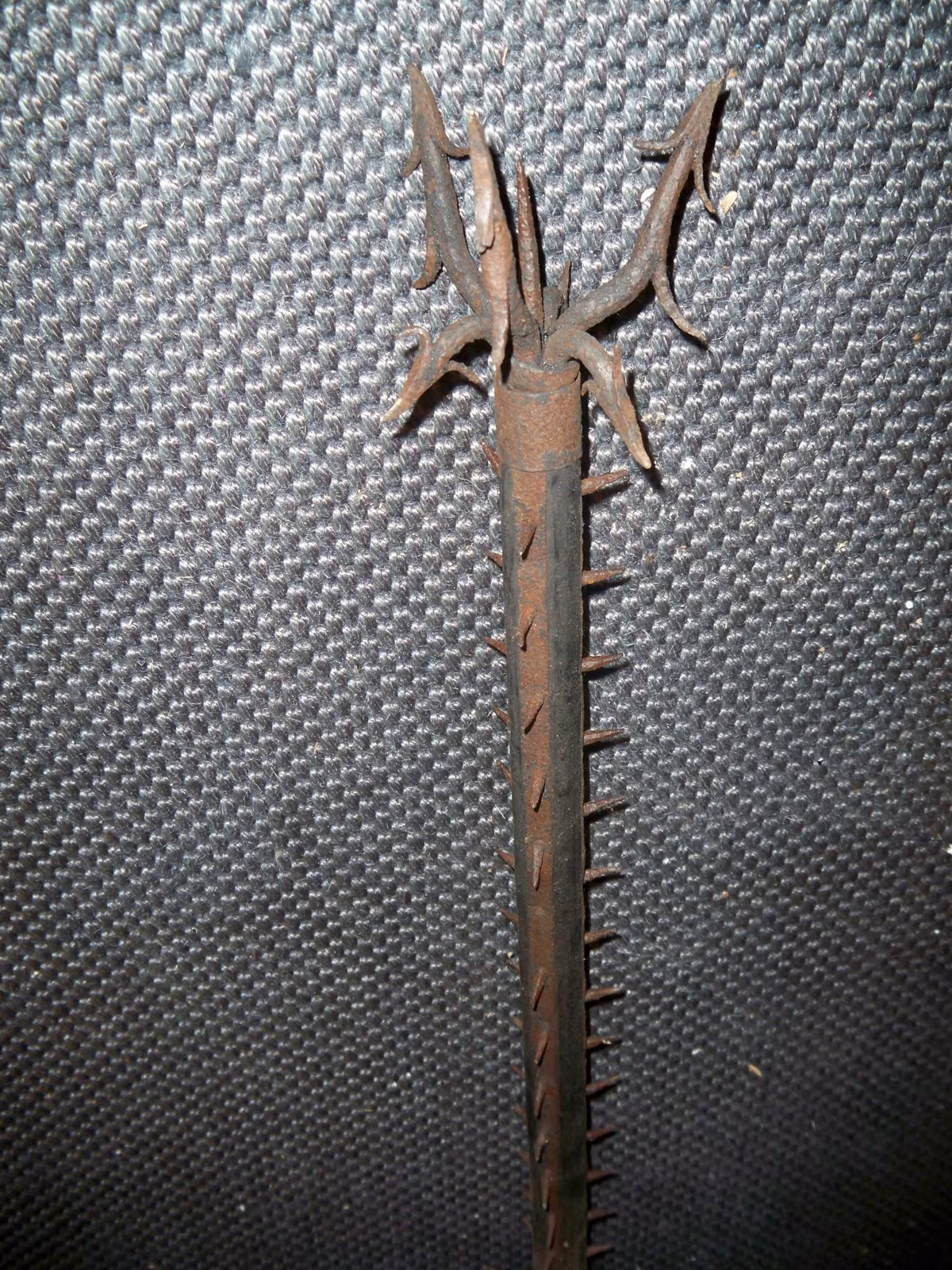 Lực lượng cảnh vệ sẽ luồn Sodegarami vào áo kimono, nhanh tay quay vũ khí để cuốn lớp vải và hạ gục tội phạm mà không khiến họ bị thương quá nặng. Thường một người sẽ tấn công từ phía trước và người còn lại "ra tay" từ phía sau. Theo đó, mục tiêu sẽ khó có thể thoát thân.