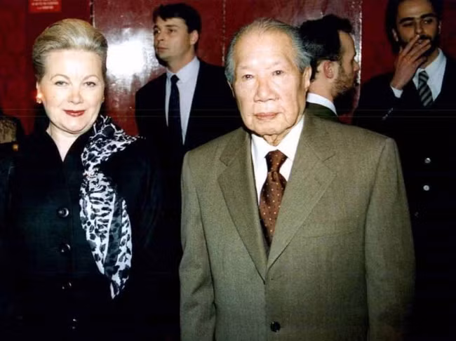 Đến năm 1969, Bảo Đại gặp một phụ nữ Pháp tên Monique Marie Eugene Baudot. Lúc này, Baudot là cô gái 23 tuổi trong khi Bảo Đại 56 tuổi. Ban đầu, bà là người bạn, thư ký riêng, quản gia và là người phục vụ tận tụy cho cựu hoàng. Về sau, 2 người nảy sinh tình cảm và kết hôn vào tháng 2/1972. Bà Baudot là người vợ và cũng là bóng hồng cuối cùng trong cuộc đời Bảo Đại.