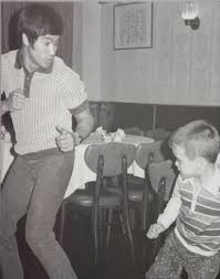 Một số nhà nghiên cứu cho rằng cái chết bất hạnh của cha con Lý Tiểu Long khi đang ở độ tuổi thăng hoa trong sự nghiệp do họ gặp báo ứng.