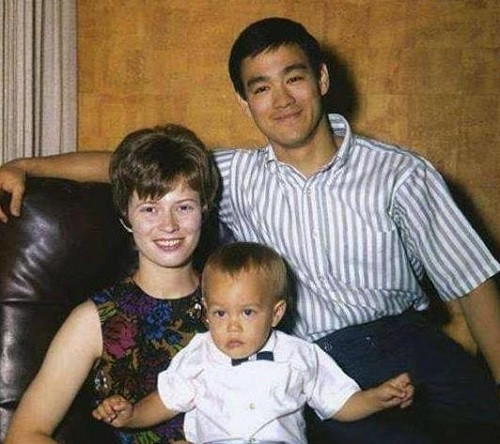 Trong đó, tên bộ phim cuối cùng mà Lý Tiểu Long tham gia có tên "Trò chơi tử thần". Tương tự, tên bộ phim mà Lý Quốc Hào tham gia là "The Crow" có nghĩa con quạ đen. Loài vật này là biểu tượng của sự chết chóc trong văn hóa phương Tây.