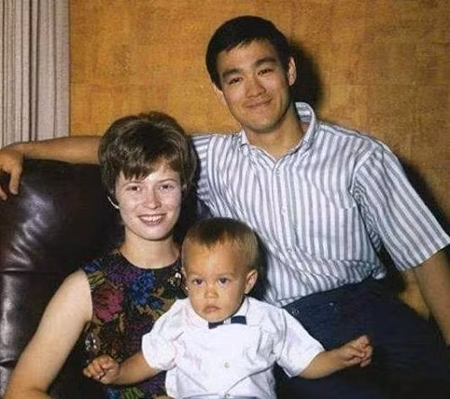 Trong đó, tên bộ phim cuối cùng mà Lý Tiểu Long tham gia có tên "Trò chơi tử thần". Tương tự, tên bộ phim mà Lý Quốc Hào tham gia là "The Crow" có nghĩa con quạ đen. Loài vật này là biểu tượng của sự chết chóc trong văn hóa phương Tây.