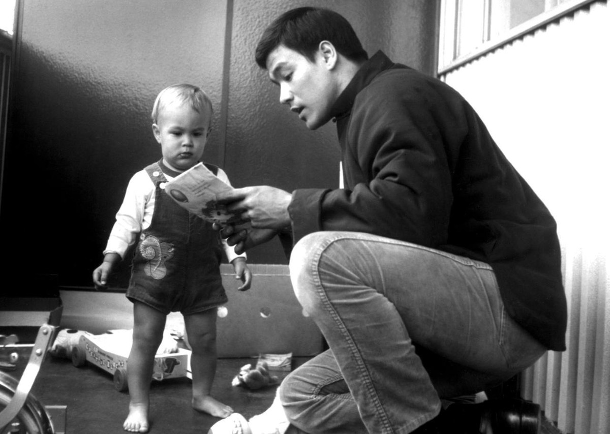 Vào năm 1973, ngôi sao võ thuật Lý Tiểu Long bất ngờ qua đời tại nhà nữ minh tinh Đinh Phối. Khi ấy, ông 33 tuổi. Đến ngày 31/3/1993, con trai duy nhất của Lý Tiểu Long là Lý Quốc Hào tử vong khi đang quay những cảnh cuối cùng của bộ phim "The Crow".