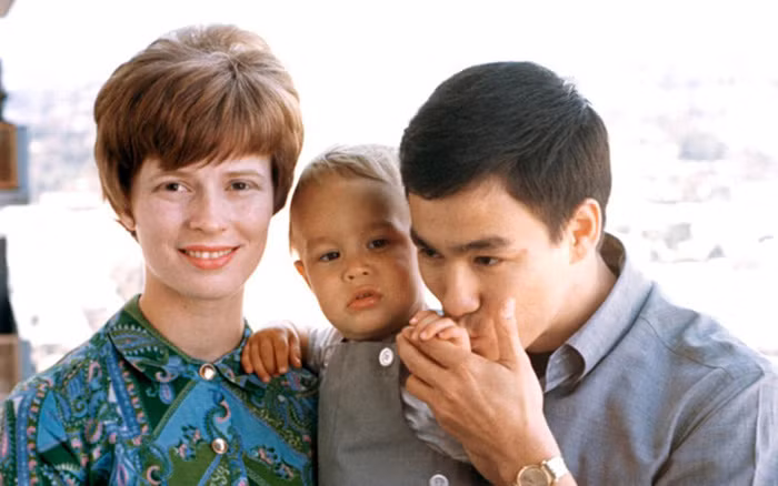 Thêm nữa, Lý Tiểu Long - Lý Quốc Hào đều qua đời khi đang đóng phim. Sự ra đi đột ngột của họ để lại nhiều bí ẩn và đến nay vẫn chưa thể làm sáng tỏ toàn bộ.