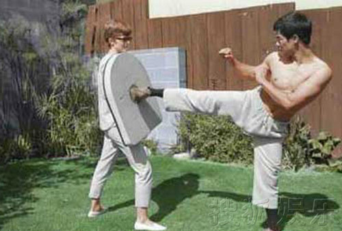 Theo quan điểm này, cha của Lý Tiểu Long là Lý Hải Tuyền vốn là một người chuyên đi bắt cóc tống tiền, cướp của. Về sau, Lý Hải Tuyền bỏ trốn đến Mỹ. Vợ chồng ông sinh Lý Tiểu Long trên đất Mỹ.