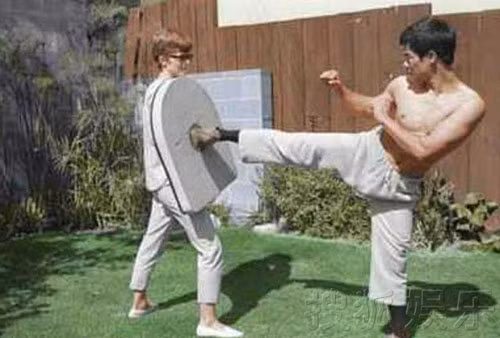 Theo quan điểm này, cha của Lý Tiểu Long là Lý Hải Tuyền vốn là một người chuyên đi bắt cóc tống tiền, cướp của. Về sau, Lý Hải Tuyền bỏ trốn đến Mỹ. Vợ chồng ông sinh Lý Tiểu Long trên đất Mỹ.