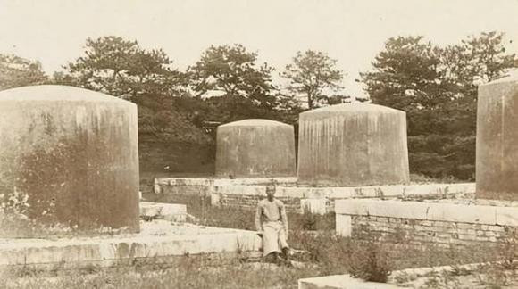 Sau khi nhà Thanh sụp đổ, chính quyền mới quyết định duy trì hoạt động bảo vệ lăng mộ và trả lương cho những người làm công việc này.