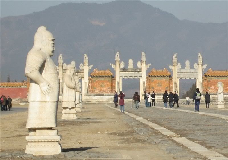 Những người bảo vệ, trông coi và dọn dẹp sạch sẽ lăng mộ của hoàng gia sẽ được nhà nước cấp quỹ đặc biệt để hỗ trợ. Nhờ vậy, những kho tàng văn hóa được bảo tồn nguyên vẹn theo thời gian. Thêm nữa, giới chức trách mở cửa một số lăng mộ đón du khách tham quan, thúc đẩy hoạt động du lịch phát triển.