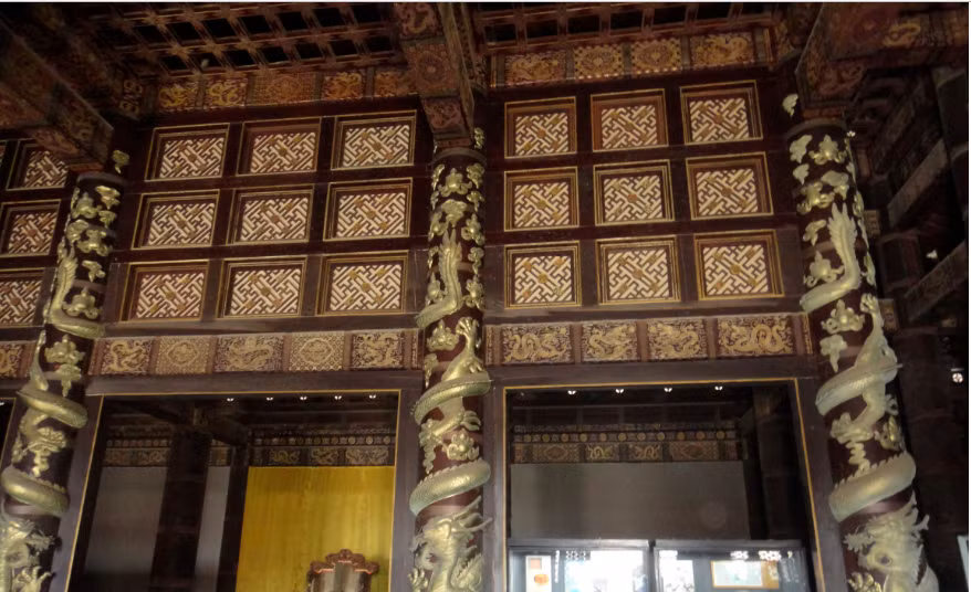 Thanh Tây Lăng thuộc thị trấn Dịch Huyện, tỉnh Hà Bắc là nơi chôn cất 4 hoàng đế gồm: Ung Chính, Gia Khánh, Đạo Quang, Quang Tự, 3 hoàng hậu, 7 cung phi, hoàng tử và công chúa. Tổng cộng có 76 người được chôn cất ở Thanh Tây Lăng.