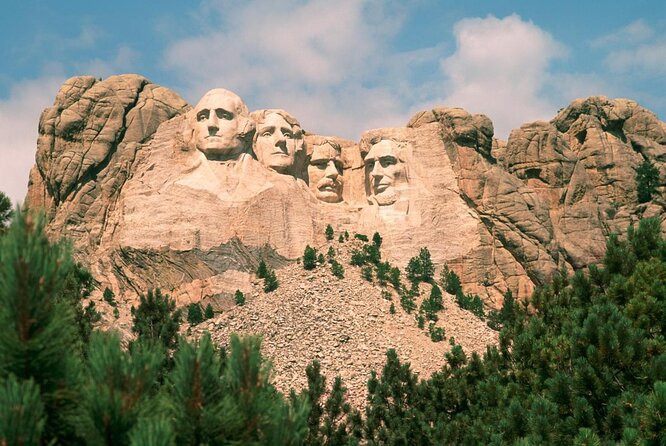 Căn phòng bí mật bên trong núi Rushmore nằm ở phía sau đầu của Tổng thống Abraham Lincoln. Nó được thiết kế như một một đài kỷ niệm, lưu giữ các tài liệu văn bản liên quan tới lịch sử nước Mỹ.