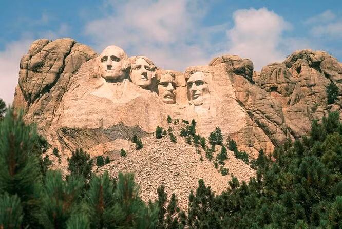 Căn phòng bí mật bên trong núi Rushmore nằm ở phía sau đầu của Tổng thống Abraham Lincoln. Nó được thiết kế như một một đài kỷ niệm, lưu giữ các tài liệu văn bản liên quan tới lịch sử nước Mỹ.