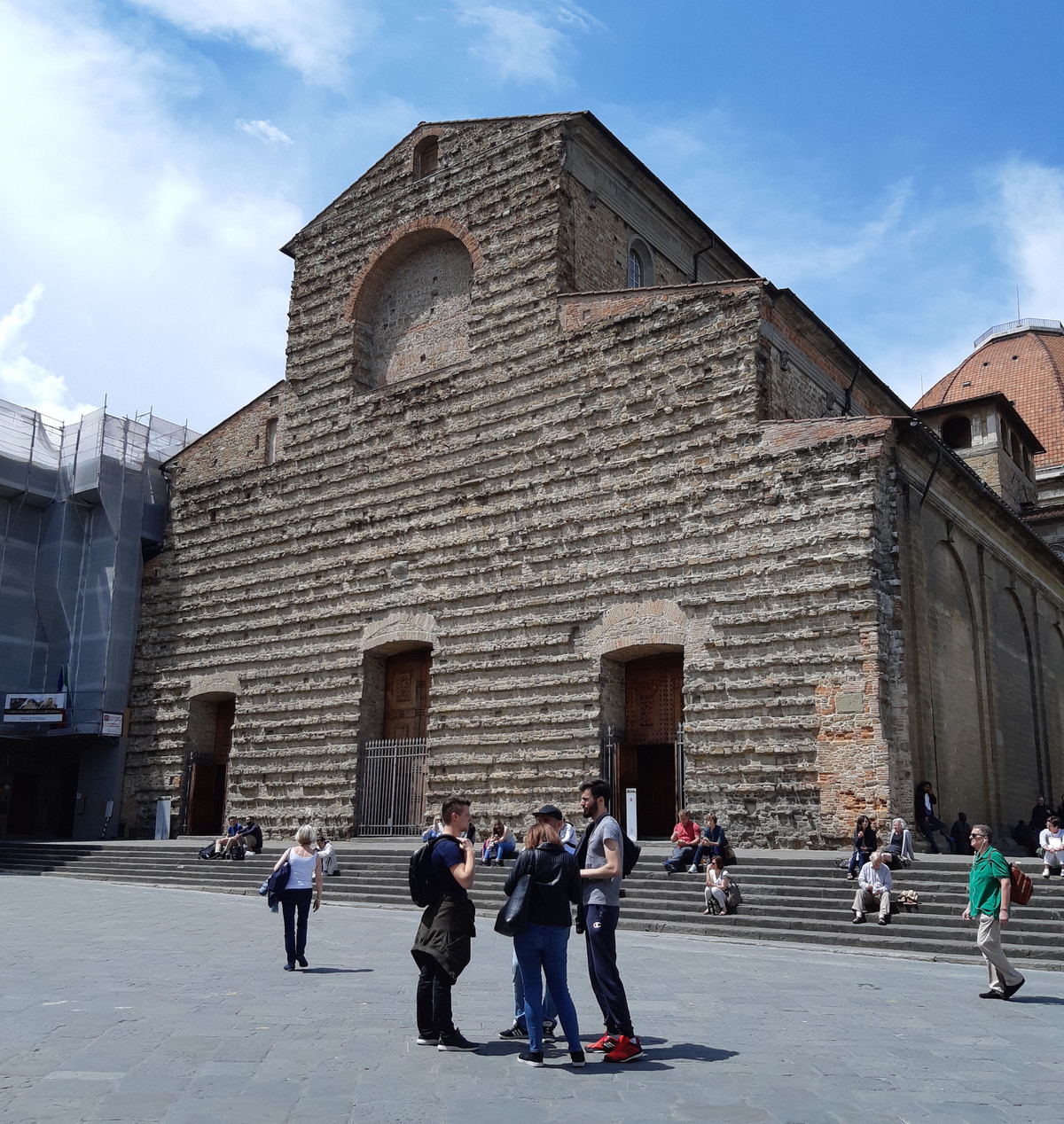 Nhà nguyện St. Lorenzo ở thành phố Florence, Italy là một trong những địa điểm nổi tiếng thế giới. Ít ai biết rằng, nơi đây có một căn phòng bí mật mà danh họa nổi tiếng Michelangelo từng ở trong 3 tháng khi tầng lớp thống trị xảy ra tranh giành quyền lực và địa vị thống trị.