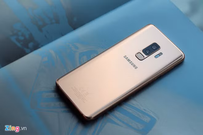 Samsung Galaxy S9+ chính hãng được điều chỉnh giá khá mạnh. Với phiên bản có bộ nhớ trong 64 GB, máy được giảm 6 triệu đồng còn 14 triệu đồng. Chương trình áp dụng tại một số hệ thống nhỏ lẻ. Model này có thiết kế đẹp mắt với màn hình tràn viền, camera kép 12 MP, cho phép điều chỉnh khẩu độ từ f/1.5-2.4. Máy dùng chip Exynos 9810, RAM 4 GB cùng viên pin dung lượng 3.500 mAh.