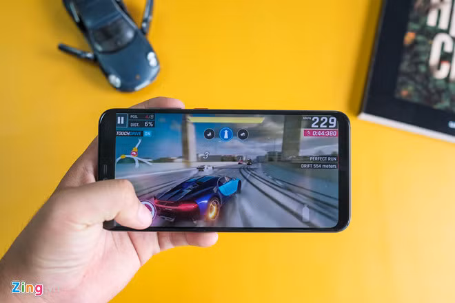 Xiaomi Mi 8 Pro chính hãng là flagship Android chuyên cấu hình cao của Xiaomi vừa được giảm 2 triệu đồng còn 11 triệu đồng. Chương trình áp dụng tại một nhà bán lẻ lớn từ ngày 30/12/2018 - 6/1/2019. Máy có màn hình AMOLED 6,21 inch Full HD+, cụm camera kép 12 MP tích hợp AI camera. Model này dùng chip Snapdragon 845 và RAM 8 GB.