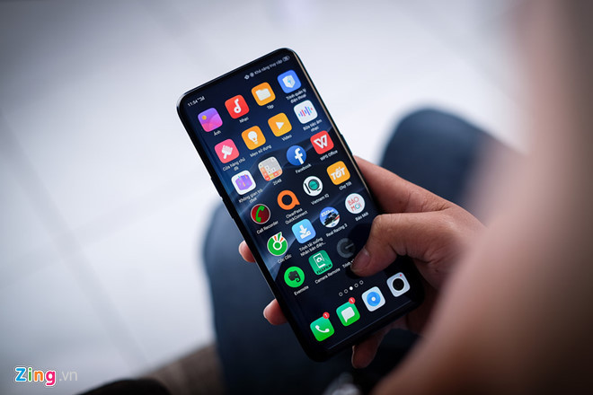 Oppo Find X chính hãng được nhiều nhà bán lẻ giảm 3 triệu đồng còn 18 triệu đồng. Chương trình áp dụng từ ngày 30/12/2018 - 6/1/2019. Đây smartphone cao cấp của Oppo. Máy có thiết kế đẹp với phần viền màn hình được làm mỏng đáng. Thay vì cắt lẹm vào một phần màn hình như nhiều điện thoại hiện nay, Oppo đã đặt một mô-đun cơ khí cho phép máy có thể tự động trượt lên/xuống khi sử dụng camera.