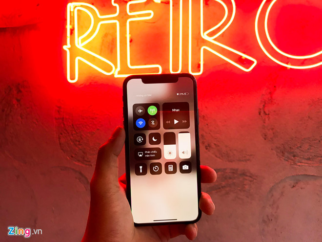 Dịp đầu năm 2019, iPhone X chính hãng cũng được các nhà bán lẻ lớn điều chỉnh giá bán. Hiện tại, máy đang có mức giá 24 triệu đồng giảm 3 triệu đồng cho phiên bản bộ nhớ trong 64 GB. Model này đã ra mắt 2 năm nhưng vẫn được hỗ trợ các phiên bản cập nhật phần mềm mới nhất từ Apple.