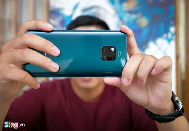 Mẫu Huawei Mate 20 Pro chính hãng được điều chỉnh giảm 2 triệu đồng còn 20 triệu đồng. Chương trình áp dụng khi khách hàng mua online tại một nhà bán lẻ lớn từ ngày 1/1-2/1/2019. Đây là model đầu tiên của dòng Mate được bán chính hãng tại Việt Nam. Máy cho khả năng chụp ảnh tốt với hệ thống 3 camera phía sau, hợp tác với Leica bao gồm 40 MP, 20 MP và 8 MP.