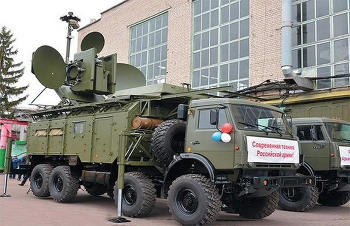 Krasukha-4 sẽ can thiệp vào hoạt động của máy bay không người lái, nó làm nhiễu tín hiệu GPS một cách hiệu quả, khiến cho máy bay không người lái mất liên lạc với trạm điểu khiển của nó, và sau đó sẽ bị rơi.