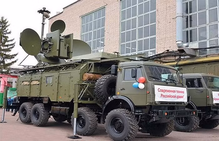 Krasukha-4 sẽ can thiệp vào hoạt động của máy bay không người lái, nó làm nhiễu tín hiệu GPS một cách hiệu quả, khiến cho máy bay không người lái mất liên lạc với trạm điểu khiển của nó, và sau đó sẽ bị rơi.