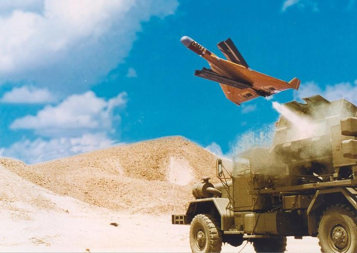 Harpy của Israel là sự kết hợp độc đáo và đầy tính sáng tạo giữa máy bay không người lái và tên lửa hành trình. Vũ khí này được thiết kế để tìm kiếm và tấn công tiêu diệt các trạm radar nằm sâu trong lãnh thổ đối phương.