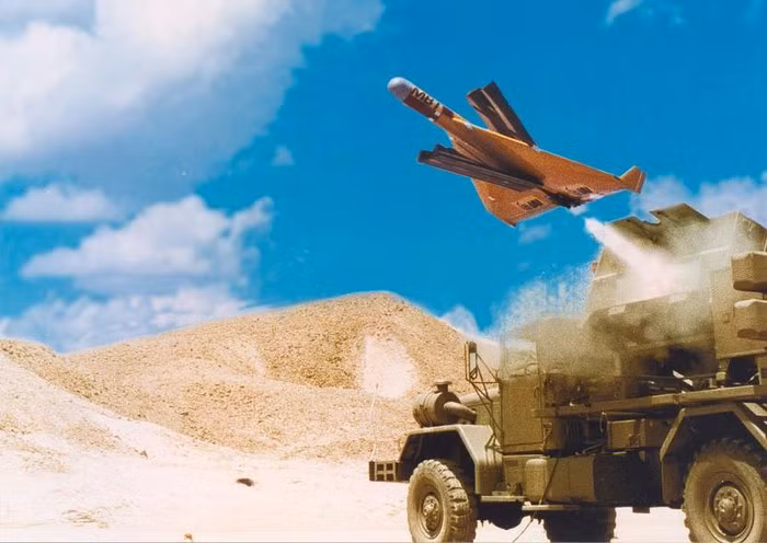 Harpy của Israel là sự kết hợp độc đáo và đầy tính sáng tạo giữa máy bay không người lái và tên lửa hành trình. Vũ khí này được thiết kế để tìm kiếm và tấn công tiêu diệt các trạm radar nằm sâu trong lãnh thổ đối phương.