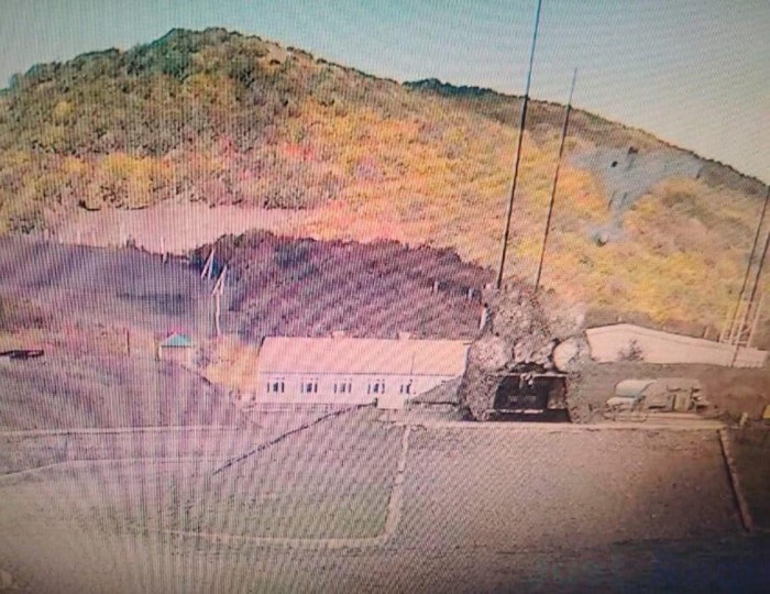 Cận cảnh S-300 Armenia bị tiêu diệt, cháy trụi khi trúng UAV cảm tử Can canh S-300 Armenia bi tieu diet, chay trui khi trung UAV cam tu