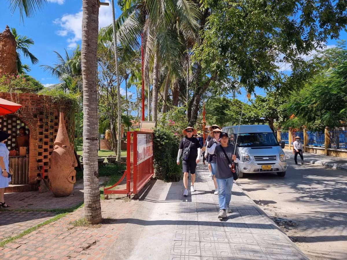 Làng nghề gốm Thanh Hà được hình thành từ thế kỷ XVI. Thế kỷ XVI – XVII được xem là thời kỳ huy hoàng nhất của làng, các sản phẩm gốm được dùng để tiến Vua. Ảnh: Du khách quốc tế đến tham quan làng gốm Thanh Hà.