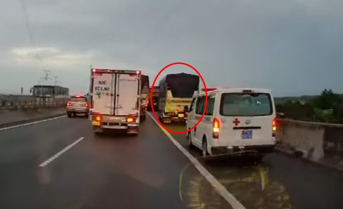  Xe tải ‘cướp’ làn khẩn cấp trên cao tốc, cố tình cản xe cứu thương: Ngày 22/6/2022 trên cao tốc TP HCM – Trung Lương, đoạn qua địa bàn tỉnh Long An, xe cứu thương chở theo bệnh nhân đang cần chuyển viện cấp cứu thì xuất hiện một xe tải mang biển kiểm soát 63K - 3178 đang đi trên làn đường khẩn cấp. Tài xế xe tải này vẫn dửng dưng như không nghe thấy và cố tình di chuyển chậm, không cho xe cứu thương vượt lên. Chưa hết, khi bị tài xế xe cứu thương phản đối, tài xế xe tải còn tỏ thái độ thách thức, thậm chí chửi bới tài xế xe cứu thương.