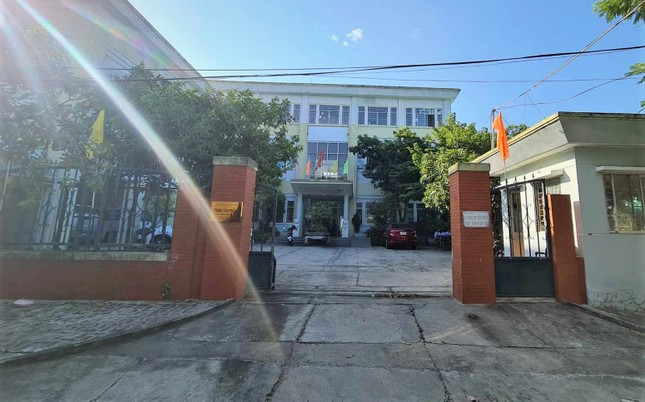 Chi phí thực hiện việc này là 14 triệu đồng, được đơn vị vận tải có phương tiện gây tai nạn chi trả và chuyển vào tài khoản của ông D. Ngoài ra, ông D. đã liên hệ với dịch vụ vận chuyển thi thể khi được gia đình nạn nhân nhờ hỗ trợ. Tuy nhiên, cùng lúc này, gia đình cũng đã liên hệ được xe vận chuyển khác nên dẫn đến việc hai xe vận chuyển cùng có mặt. Để hạn chế những ảnh hưởng có thể xảy ra trong khi gia đình tiến hành khâm liệm, nhập quan, ông D. đã đóng cổng ra vào trụ sở, tạm thời không cho xe nào vào. Tuy nhiên ông D. có thái độ, ứng xử không phù hợp, thiếu chuẩn mực gây bức xúc cho gia đình. Đến khoảng 00h ngày 8/8, xe vận chuyển do gia đình yêu cầu đã đưa thi thể nạn nhân về quê an táng. 