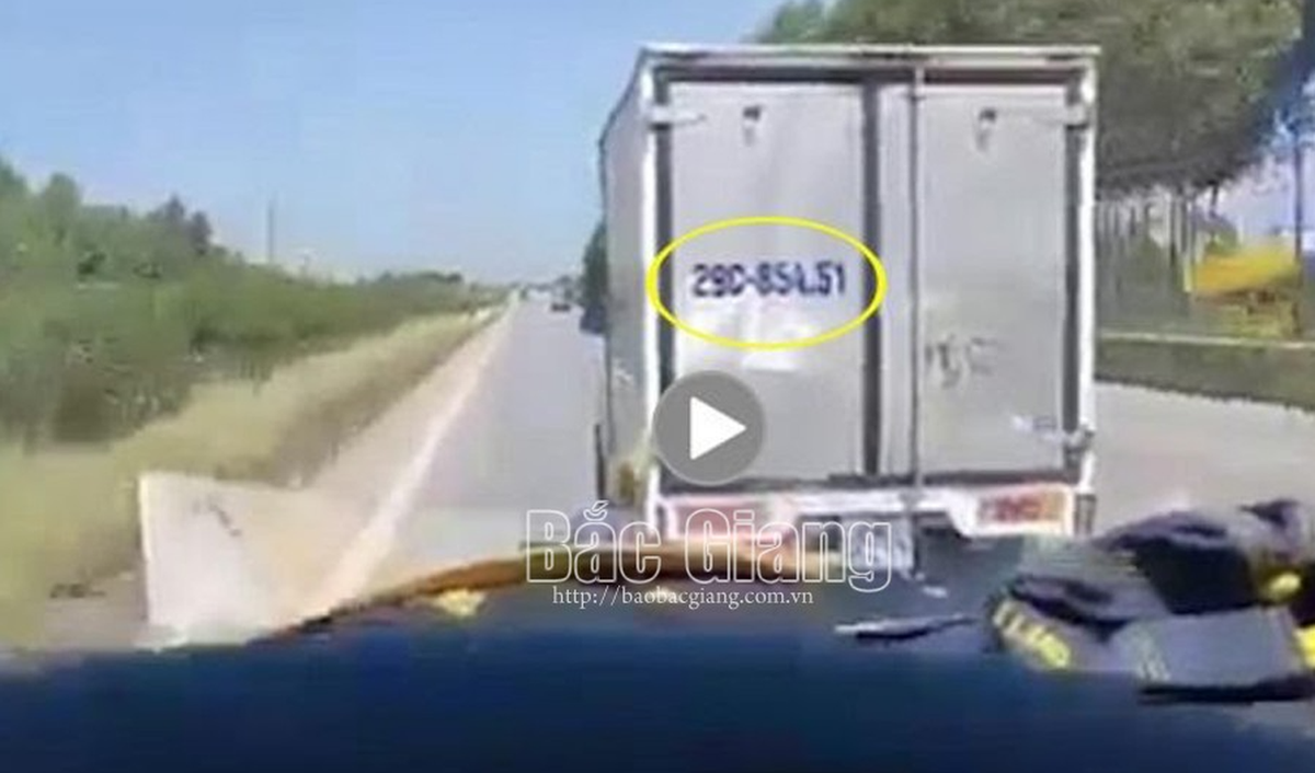  Không nhường đường cho xe cứu thương, tài xế bị phạt 4 triệu đồng: Ngày 17/6/2021, tại cao tốc Hà Nội - Bắc Giang đoạn qua địa phận huyện Việt Yên, tỉnh Bắc Giang, xe tải BKS 29C-854.51 do ông L.H.T (trú Hà Nội) điều khiển đã không nhường đường cho xe cứu thương chở bệnh nhân COVID-19 đi điều trị. Ông T. sau đó bị Phòng Cảnh sát giao thông Công an tỉnh Bắc Giang lập biên bản xử phạt 4 triệu đồng. (Ảnh: Báo Bắc Giang)