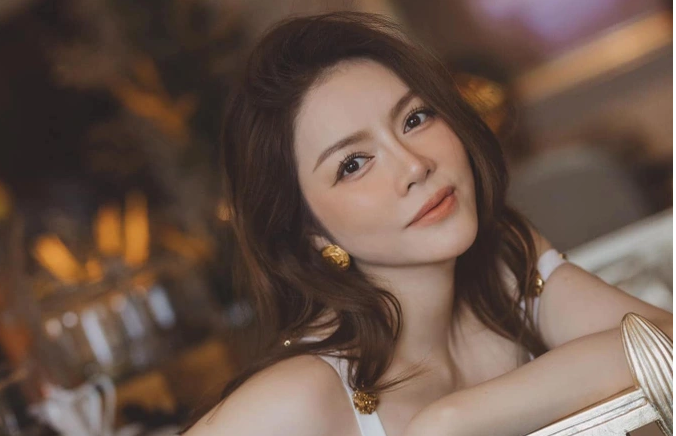 Loat sao Viet bi fan rinh rap, “cuong hon” tren san khau