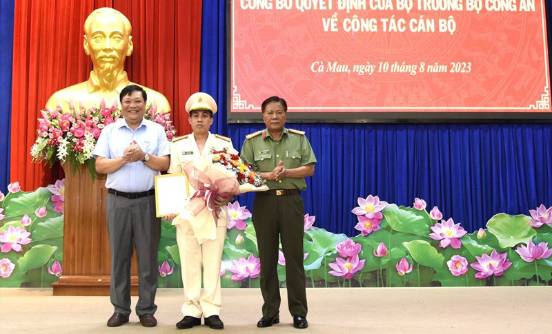 Thượng tá Lê Tấn Vinh sinh năm 1979, quê quán huyện Đầm Dơi, tỉnh Cà Mau. 