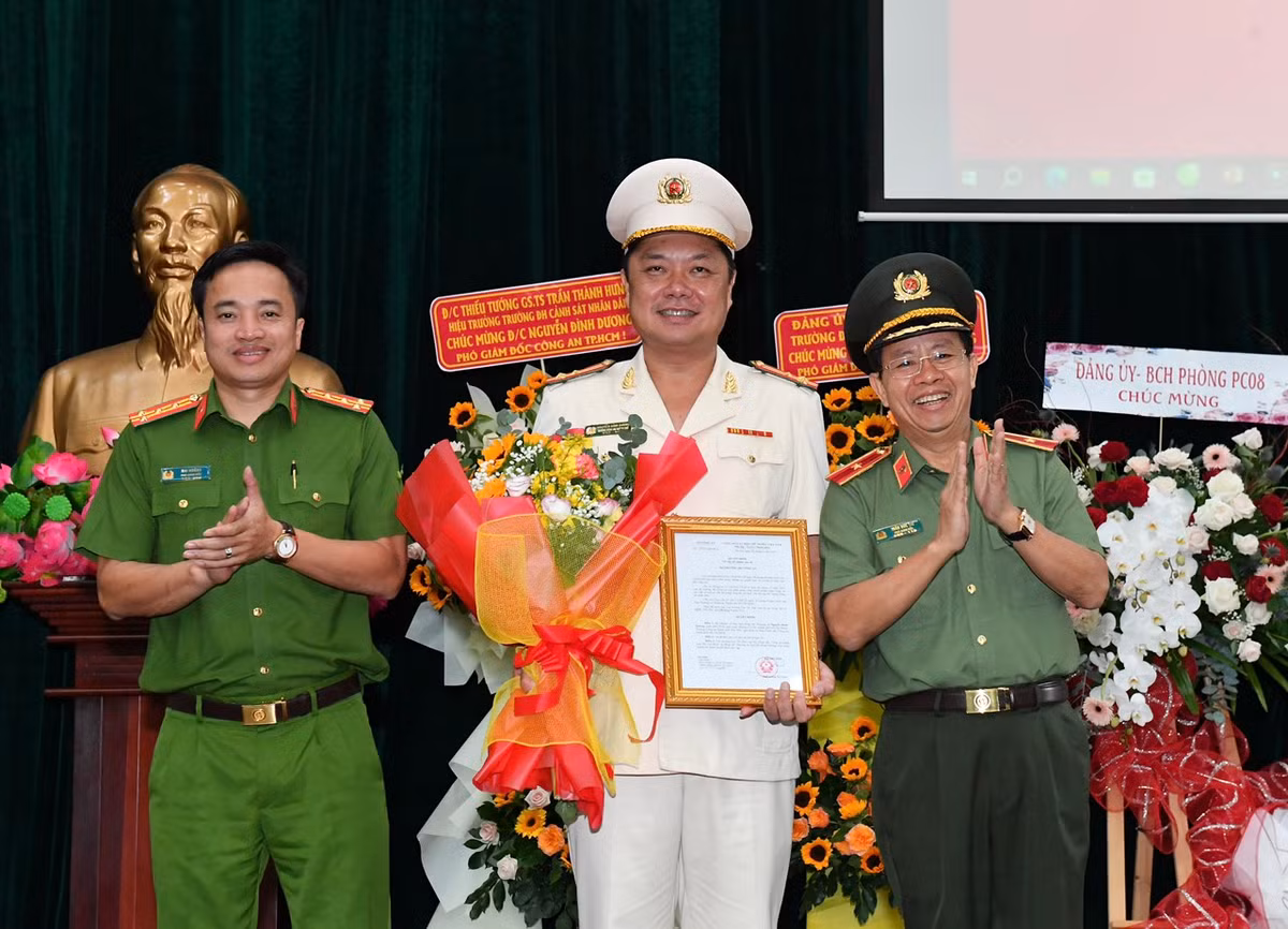 Cũng trong ngày 15/8, tại trụ sở Công an TP HCM diễn ra lễ công bố Quyết định của Bộ trưởng Công an về công tác cán bộ. Tại buổi lễ, Thiếu tướng Trần Đức Tài, Phó Giám đốc Công an TP.HCM đã trao quyết định của Bộ trưởng Công an về việc bổ nhiệm Thượng tá Nguyễn Đình Dương, Trưởng Công an TP Thủ Đức (TP HCM), giữ chức vụ Phó Giám đốc Công an TP HCM. 