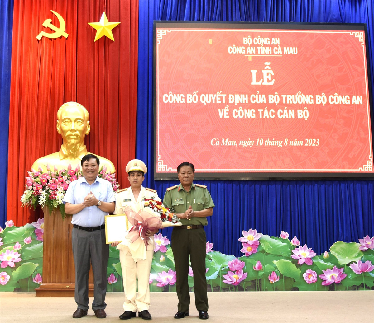 Ngày 10/8, Công an tỉnh Cà Mau tổ chức Lễ công bố quyết định của Bộ trưởng Công an về công tác cán bộ. Thừa ủy quyền của Bộ trưởng Công an, ông Phạm Thành Ngại, Phó Bí thư Thường trực Tỉnh ủy Cà Mau và đại tá Phạm Thành Sỹ, Giám đốc Công an tỉnh, trao quyết định và tặng hoa chúc mừng Thượng tá Lê Tấn Vinh, Trưởng Phòng Tham mưu Công an tỉnh được bổ nhiệm giữ chức vụ Phó Giám đốc Công an tỉnh Cà Mau. 