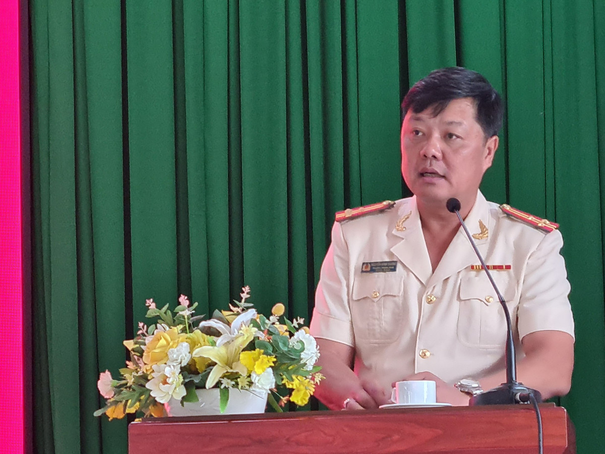 Thượng tá Nguyễn Đình Dương sinh năm 1976, quê quán huyện Củ Chi, TP HCM. Ông từng đảm nhiệm chức vụ Phó trưởng Công an Quận 2 (nay là TP Thủ Đức), Trưởng Công an Quận 4, Trưởng Phòng CSGT đường bộ, đường sắt Công an TP HCM, Trưởng Công an TP Thủ Đức. 