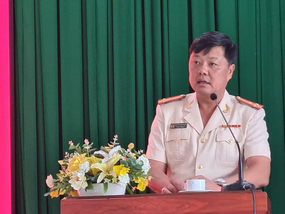 Thượng tá Nguyễn Đình Dương sinh năm 1976, quê quán huyện Củ Chi, TP HCM. Ông từng đảm nhiệm chức vụ Phó trưởng Công an Quận 2 (nay là TP Thủ Đức), Trưởng Công an Quận 4, Trưởng Phòng CSGT đường bộ, đường sắt Công an TP HCM, Trưởng Công an TP Thủ Đức. 