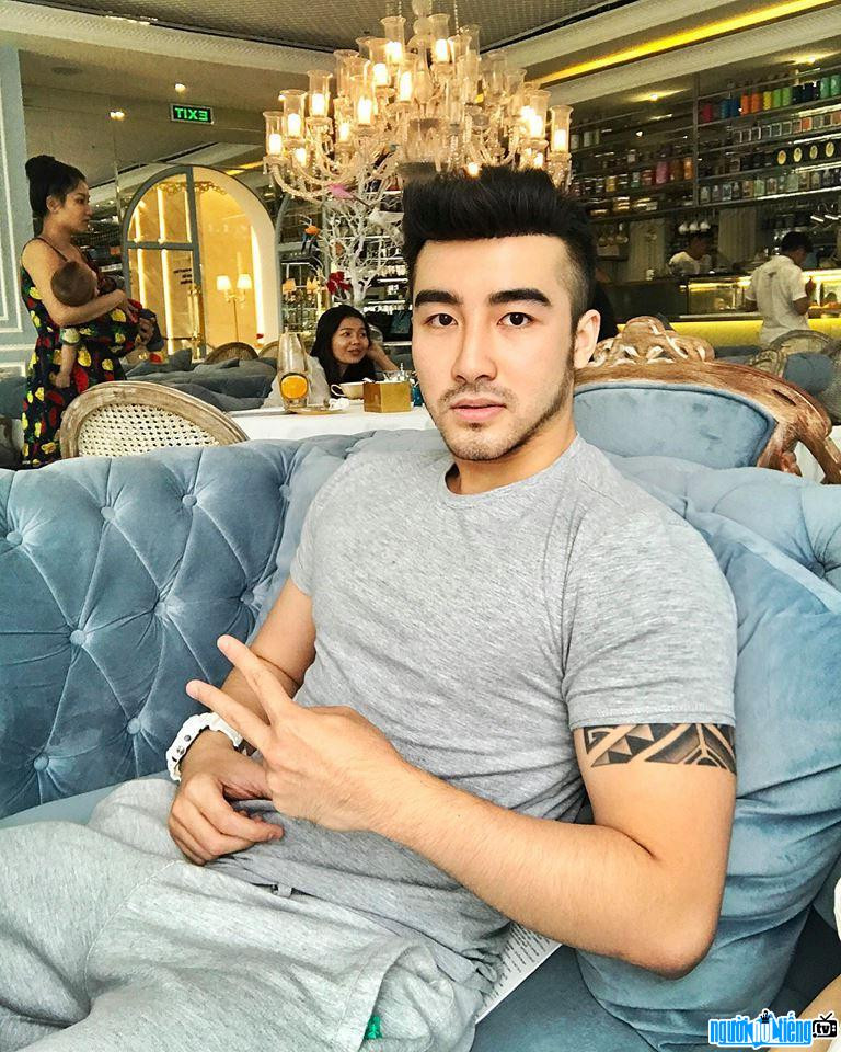 Lục Triều Vỹ (29 tuổi, quê ở Đà Nẵng) làm "tú ông" vào tháng 7/2020. Đường dây này cũng chủ yếu môi giới mại dâm với gái bán dâm hoạt động trong giới showbiz. Trước khi trở thành "tú ông" điều hành đường dây mại dâm chục nghìn USD, Vỹ từng có thời gian làm quen với các hoạt động mại dâm ở một số thành phố lớn trên thế giới. Sau khi về nước, Vỹ tham gia vào làng giải trí, mục đích để tiếp cận các người mẫu, chân dài đưa vào đường dây để mua vui cho các đại gia.