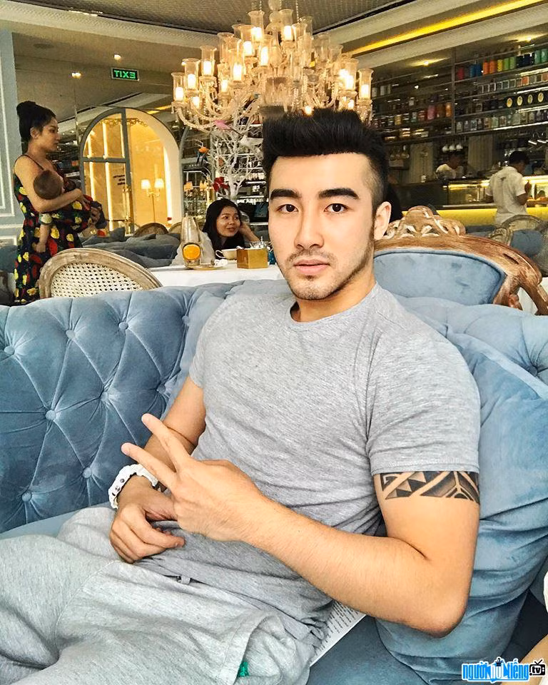 Lục Triều Vỹ (29 tuổi, quê ở Đà Nẵng) làm "tú ông" vào tháng 7/2020. Đường dây này cũng chủ yếu môi giới mại dâm với gái bán dâm hoạt động trong giới showbiz. Trước khi trở thành "tú ông" điều hành đường dây mại dâm chục nghìn USD, Vỹ từng có thời gian làm quen với các hoạt động mại dâm ở một số thành phố lớn trên thế giới. Sau khi về nước, Vỹ tham gia vào làng giải trí, mục đích để tiếp cận các người mẫu, chân dài đưa vào đường dây để mua vui cho các đại gia.