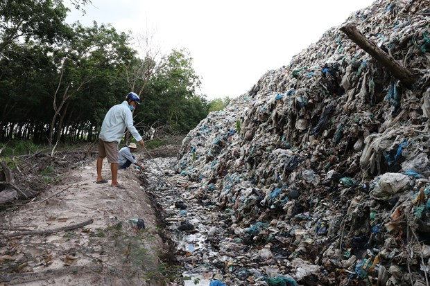 Phó Chủ tịch UBND xã Tân Hưng đã kiến nghị UBND tỉnh Tây Ninh và các sở, ngành liên quan, sớm có biện pháp giải quyết vấn đề ô nhiễm môi trường tại địa phương theo nguyện vọng của người dân, đồng thời yêu cầu Công ty Cổ phần Công nghệ Môi trường Tây Ninh nhanh chóng khắc phục, xử lý hậu quả về tình trạng ô nhiễm môi trường, xem xét bồi thường thiệt hại hoa màu để người dân an tâm sản xuất, ổn định cuộc sống. (Ảnh TTXVN)