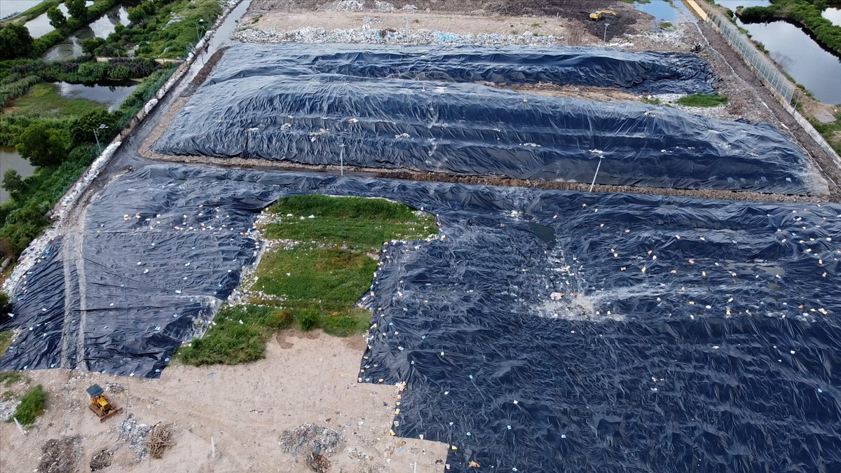  Người dân ngăn xe chở rác vào bãi rác An Hiệp: Ngày 17/8, UBND tỉnh Bến Tre phối hợp cùng Ban Tuyên giáo Tỉnh ủy Bến Tre tổ chức hội nghị thông tin báo chí về kết quả khắc phục sự cố môi trường xảy ra ở bãi rác An Hiệp (huyện Ba Tri, tỉnh Bến Tre). Theo đó, đến nay đã hơn 1 tháng, nhiều người dân sinh sống ở xã An Đức và xã An Hiệp vẫn tiếp tục "cố thủ" ngăn chặn không cho xe chở rác vào bãi rác An Hiệp, mặc dù chính quyền địa phương đã khắc phục cơ bản sự cố môi trường tại bãi rác này. (Ảnh Lao Động)