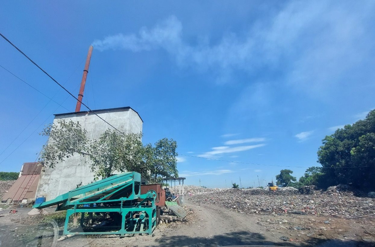 Được biết, bãi rác này trước đây thuộc quản lý, vận hành của chính quyền địa phương, nhưng sau đó đã được bàn giao cho một đơn vị tư nhân để đầu tư, nâng cấp công nghệ xử lý rác. Trao đổi với báo chí, ông Hoàng Văn Tiến – Trưởng phòng Tài nguyên và Môi trường huyện Yên Định cho biết: “Do đơn vị này đang bị hỏng đường điện, quá tải, chạy quá công suất nên họ đang làm trạm mới. Chắc do thủ tục làm điện mới đang chậm nên họ còn ít rác tồn. Huyện cũng đang chỉ đạo để họ nhanh chóng hoàn thiện thủ tục”. (Ảnh Công Lý)