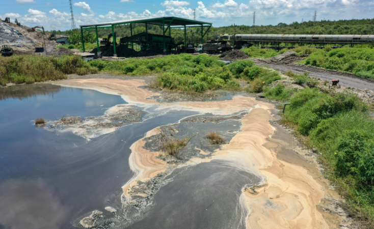 Vừa qua, Báo Dân trí đăng tải loạt bài phản ánh về thực trạng ô nhiễm môi trường xung quanh Khu liên hợp xử lý chất thải rắn Tây Bắc (huyện Củ Chi, TP HCM) những năm gần đây khiến người dân sống trong khốn khổ. Hiện nay công suất xử lý rác của Công ty Tâm Sinh Nghĩa khoảng 1.000 tấn rác/ngày; nhà máy của Công ty Vietstar khoảng 2.000 tấn rác/ngày. Các nhà máy của 2 doanh nghiệp này sử dụng dây chuyền công nghệ đốt rác phát điện để xử lý, thay thế việc chôn lấp thủ công như trước đây. Tuy nhiên, nhiều năm nay người dân địa phương vẫn "kêu trời" vì ô nhiễm không khí, ô nhiễm nước thải. (Ảnh Dân Trí)