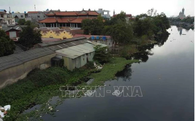 Trong khi đó, đây là công trình thủy lợi quan trọng, phục vụ hoạt động sản xuất nông nghiệp, công nghiệp, dân sinh của 4 tỉnh, thành là Hà Nội, Bắc Ninh, Hưng Yên, Hải Dương. Theo đó, lãnh đạo UBND tỉnh Hải Dương yêu cầu các Sở: Tài nguyên và Môi trường, Kế hoạch và Đầu tư, Xây dựng rà soát các Quy chuẩn kỹ thuật địa phương liên quan đến nước thải; nghiên cứu, tham mưu UBND tỉnh ban hành các quy chuẩn kỹ thuật địa phương về nước thải theo hướng nghiêm ngặt hơn so với quy chuẩn Việt Nam.... (Ảnh TTXVN)