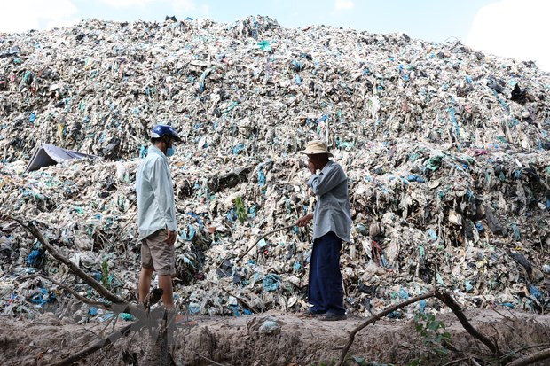  Bãi rác quá tải, bốc mùi hôi thối, gây ô nhiễm môi trường: Nhiều hộ dân ở ấp Tân Lợi (xã Tân Hưng, huyện Tân Châu, tỉnh Tây Ninh) phản ánh nhiều năm qua, bãi rác thuộc Công ty Cổ phần Công nghệ Môi trường Tây Ninh luôn trong tình trạng quá tải, bốc mùi hôi thối, ảnh hưởng nghiêm trọng đến sức khỏe, môi trường sống và đất canh tác. Đỉnh điểm, chiều 16/8, tường rào tại bãi rác này bị đổ sập do quá tải (đoạn tường đổ sập dài khoảng 50 mét), rác thải tràn qua đất canh tác của người dân. (Ảnh TTXVN)