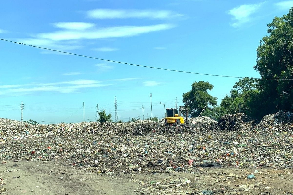  Bãi rác bốc mùi, người dân đi ngủ cũng phải đeo khẩu trang: Vào tháng 7/2023, nhiều hộ dân sống xung quang bãi rác của huyện Yên Định (nằm trên địa bàn thị trấn Quán Lào, huyện Yên Định, tỉnh Thanh Hóa) cho biết, họ đang phải sống trong cảnh ô nhiễm môi trường nghiêm trọng. Nguyên nhân được xuất phát từ bãi rác của huyện. Theo phản ánh, người dân đã liên tục phản ánh đến chính quyền địa phương, nhưng tình trạng ô nhiễm vẫn không được giải quyết dứt điểm. Trong khi, có người đi ngủ còn phải đeo khẩu trang vì mùi hôi thối. (Ảnh Công Lý)