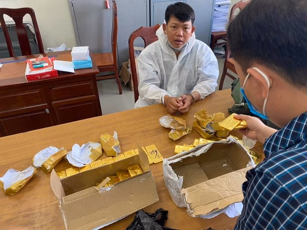 Khám xét ô tô thu giữ hàng chục kg vàng: Ngày 20/1/2022, lực lượng công an Tây Ninh kiểm tra xe ô tô do Đào Mạnh Cường điều khiển chở Trần Thị Ánh Loan di chuyển qua địa phận huyện Bến Cầu. Qua khám xét, công an phát hiện trên xe có một túi xách chứa 25 kg vàng thỏi, 2 kg vàng nữ trang, 84 miếng vàng 9999 và 1,2 tỷ đồng tiền mặt. Cùng thời điểm này, công an cũng kiểm tra ô tô do Trần Châu Chánh Trực điều khiển, phát hiện 29 kg vàng thỏi. Tại thời điểm kiểm tra, các đối tượng không xuất trình được các giấy tờ liên quan đến nguồn gốc xuất xứ số vàng trên. Mở rộng điều tra, công an đã tiến hành bắt khẩn cấp các đối tượng là Tuấn, Hiếu và Ngọc. (Đối tượng buôn lậu bị bắt giữ)