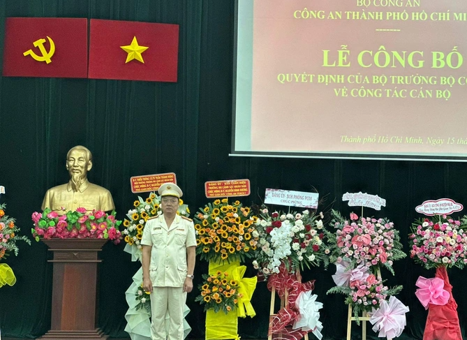 Chiều 15/8, Công an TP HCM đã tổ chức lễ công bố quyết định của Bộ trưởng Bộ Công an về công tác cán bộ. Theo đó, Thượng tá Nguyễn Đình Dương được điều động, bổ nhiệm làm Phó Giám đốc Công an TP HCM. 