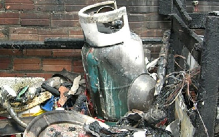  Nổ bình gas ở nhà thờ họ, 3 người bị thương nặng: Ngày 27/8/2022, tại nhà thờ họ Bùi, xã Trường Thành, huyện An Lão, TP Hải Phòng bất ngờ xảy ra nổ khí gas trong gian bếp. Hậu quả làm 3 người đang ở trong nhà thờ là vợ chồng anh Bùi Quang T. (35 tuổi) và chị Trần Thị Ánh N. (31 tuổi) cùng bà Vũ Thị V. (68 tuổi) bị bỏng nặng. Vào thời điểm xảy ra vụ nổ khí gas, bà Bùi Thị V. đang dọn dẹp tại gian bếp của nhà thời họ Bùi, khi phát hiện thấy có mùi khí gas phát ra từ bình gas (trong bếp có 1 bếp gas và 1 bình gas loại 13,7 kg) nên đã bật điện để kiểm tra, đã dẫn đến phát nổ. 