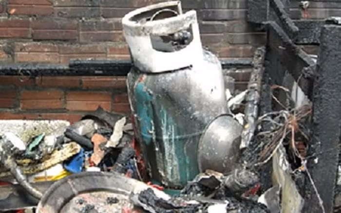  Nổ bình gas ở nhà thờ họ, 3 người bị thương nặng: Ngày 27/8/2022, tại nhà thờ họ Bùi, xã Trường Thành, huyện An Lão, TP Hải Phòng bất ngờ xảy ra nổ khí gas trong gian bếp. Hậu quả làm 3 người đang ở trong nhà thờ là vợ chồng anh Bùi Quang T. (35 tuổi) và chị Trần Thị Ánh N. (31 tuổi) cùng bà Vũ Thị V. (68 tuổi) bị bỏng nặng. Vào thời điểm xảy ra vụ nổ khí gas, bà Bùi Thị V. đang dọn dẹp tại gian bếp của nhà thời họ Bùi, khi phát hiện thấy có mùi khí gas phát ra từ bình gas (trong bếp có 1 bếp gas và 1 bình gas loại 13,7 kg) nên đã bật điện để kiểm tra, đã dẫn đến phát nổ. 